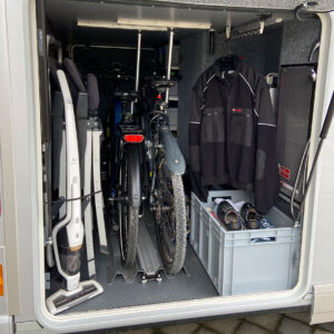 Abklappbare Garderobe montiert in Carthago Heckgarage