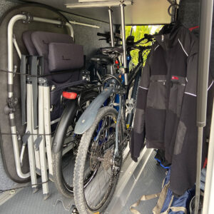 Stauraumsystem aus Regalmodulen und Fahrradhalterung in der Heckgarage