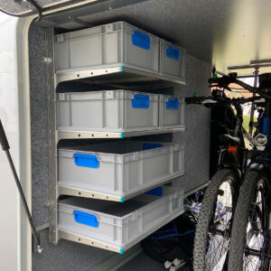 Modulares youRS Regalsystem mit verschiedenen Euroboxen