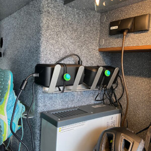 Universal-Schuhhalter mit E-Bike Ladegeräten im Wohnmobil