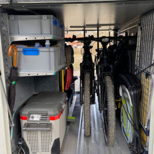 Carthago Chic-e Line Heckgarage mit youRS Eurobox-Regal und bike-holder Fahrradhalter