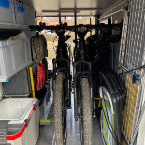 Wohnmobil-Heckgarage mit Euroboxen-Regal und aufgehängtem Fahrrad