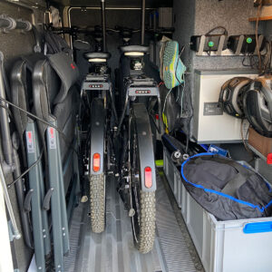 Carthago Heckgarage mit vollständig installiertem Stauraum- und Fahrradhaltersystem