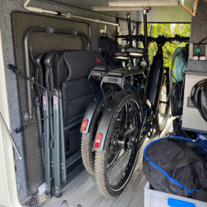 Kombination aus Euroboxenregal und Fahrradhalter in Wohnmobilgarage