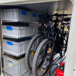 youRS BASIS-Modul 60×40 mit drei Euroboxen auf der Fahrerseite der Carthago C-Tourer Heckgarage.