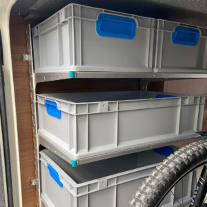 Aluminium-Eurobox-Regalsystem youRS im Carthago C-Tourer mit freitragenden Boxenrahmen ohne vordere Stützfüße.