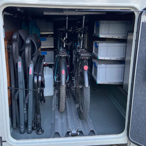 Gesamtansicht der Carthago C-Tourer Heckgarage mit eingebautem bike-holder COMFORT 2.0 und youRS Euroboxen-Regalsystem.