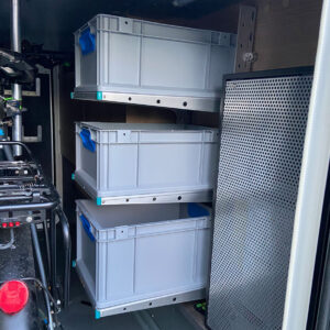 ouRS BASIS-Modul 30×40 in der beifahrerseitigen Nische des Carthago C-Tourer.