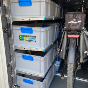 Komplettes Heckgaragen-Setup des Carthago C-Tourer mit COMFORT 2.0 Fahrradhalter und youRS Euroboxen-Regalsystem.