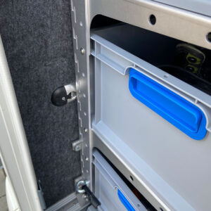 Präzise Verschraubung des youRS Regalmoduls mit Edelstahlwinkeln in der Heckgarage des Carthago C-Tourer.