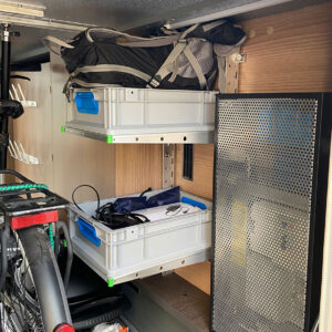 Detailaufnahme der freitragenden youRS Euroboxenrahmen ohne vordere Stützfüße für ungehinderten Zugang zur Heckgarage.