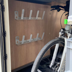 Montierter Schuh- und Universalhalter von BOBs Garage in der Carthago C-Tourer Heckgarage als praktische Ordnungslösung.