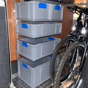 Leichtes youRS Regalmodul aus Aluminium mit Euroboxen zur Gewichtsoptimierung im Wohnmobil.