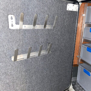 Universalhalter aus Aluminium zur Erweiterung des youRS Regalsystems, montiert an der Türinnenseite der Carthago C-Tourer Heckgarage.