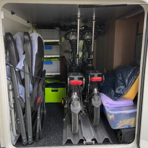 bike-holder COMFORT Fahrradhalterung mit Deckenbuchsen als stabile Andockvariante in der Heckgarage des Carthago C-Tourer.