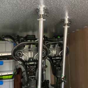 COMFORT 2.0 Fahrradhalter im Carthago C-Tourer, fixiert über robuste Deckendockpunkte für eine exakte, wackelfreie Fahrradaufnahme.