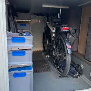 Detailansicht der montierten Deckenschiene und Bodenschiene des COMFORT 2.0 Fahrradhalters im Carthago C-Tourer.