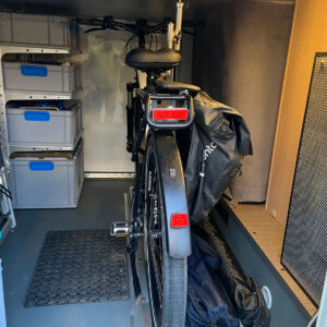 Modulares youRS Regalsystem von BOBs Garage mit flexibel kombinierbaren Eurobox-Rahmenmodulen.