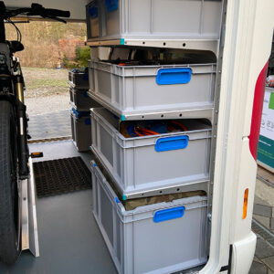 youRS Regalmodul mit individuell einstellbaren Eurobox-Halterungen zur flexiblen Anpassung der Boxenhöhe.