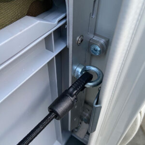 Expander in stabiler Zurröse zur zusätzlichen Ladungssicherung in der Carthago C-Tourer Heckgarage.