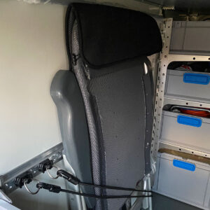 Zubehör in der Heckgarage des Carthago C-Tourer über Expander und Zurrösen sicher fixiert.