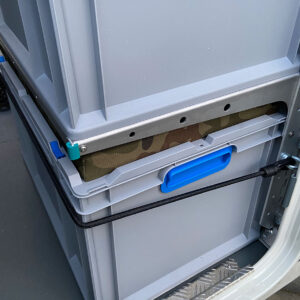 Zurrösen am Regalständer des Carthago C-Tourer mit eingehängten Expandern zur variablen Befestigung.