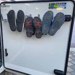 Montiertes Wohnmobil-Zubehör wie Schuh-/Universalhalter, Expander-Seile und Steckpedale in der Heckgarage des Carthago C-Tourer.