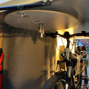 Markisen-Bartisch sicher an einer robusten Deckenhalterung in der Heckgarage des Wohnmobils befestigt.