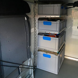 youRS Eurobox-Regalmodul aus deutscher Fertigung, entwickelt von BOBs Garage, montiert in der Carthago C-Tourer Heckgarage.