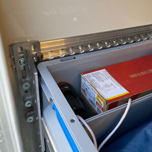 Euroboxenregal im Carthago c-tourer in Airlineschiene