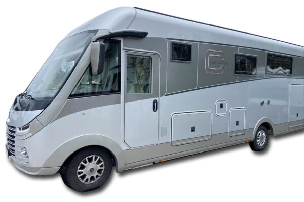 Freigestellter Carthago Liner-for-two mit Heckgarage für Stauraumsysteme