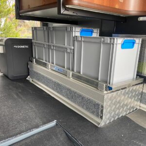 Schwerlastauszug voll beladen in Carthago Heckgarage