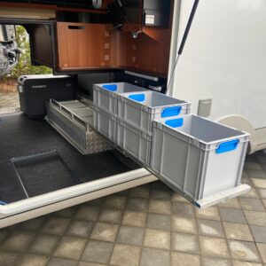 Auszugssystem für Campingsachen in der Heckgarage