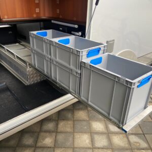 Schwerlastauszug voll ausgezogen in der Carthago Heckgarage