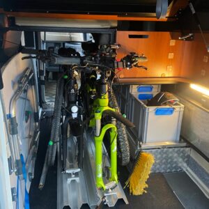 Fahrrad im bike-holder mit Achs-Adapter und seitlichem Montagewinkel