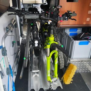 Nahaufnahme Achs-Adapter und Winkelmontage im bike-holder System