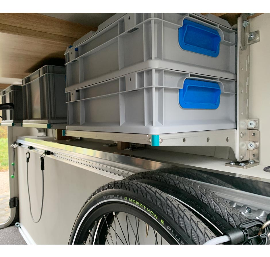 Euroboxenregal-youRS-Ausbau-im-KNAUS-SKY-TI-mit-Airlineschiene