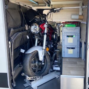 Honda-Dax-in-Wohnmobil-Heckgarage-Rollerhalterung.jpg
