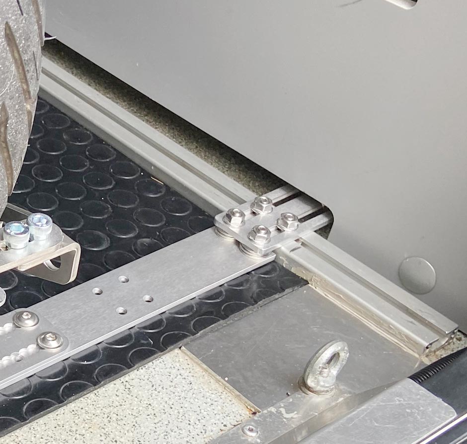 Montageplattenset-Rollerhalterung-Bodenschienen-jpg Montageplattenset-Rollerhalterung-Bodenschienen.jpg