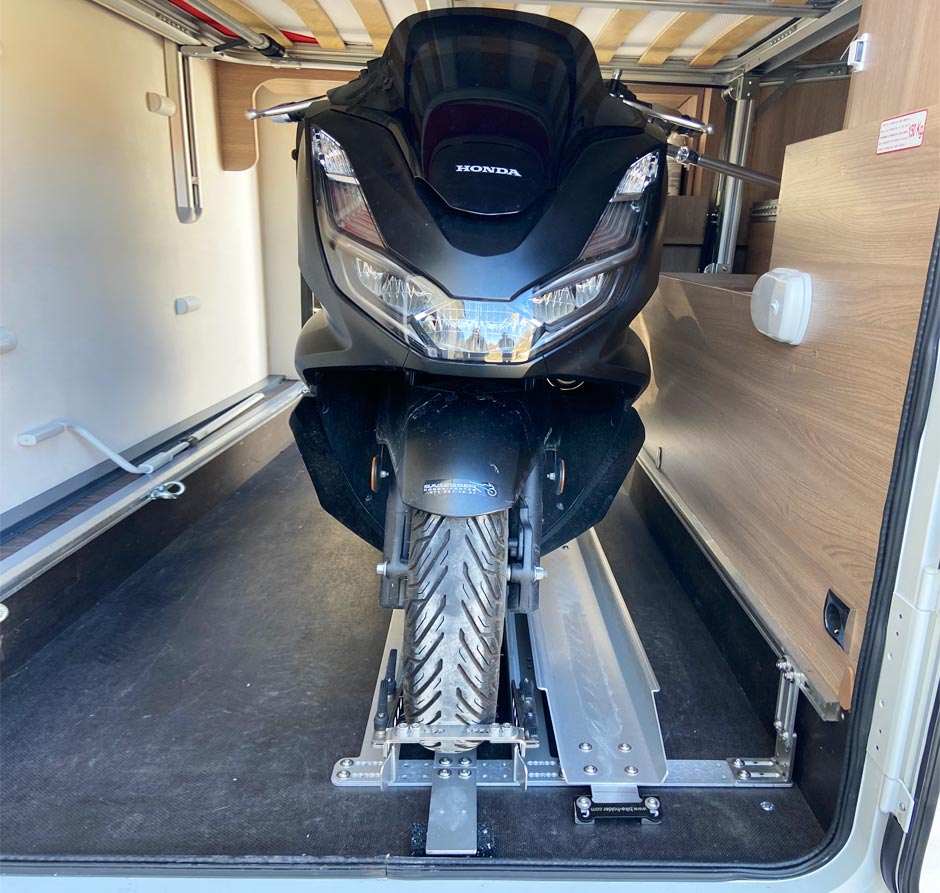 Rollerhalterung-Honda-im-Wohnmobil-jpg Rollerhalterung-Honda-im-Wohnmobil.jpg