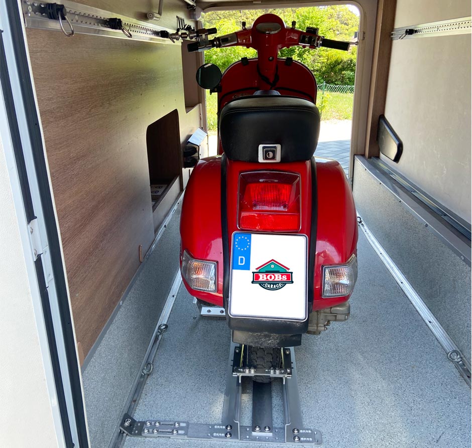 Rollerhalterung-Vespa--in-Wohnmobil-Heckgarage.jpg