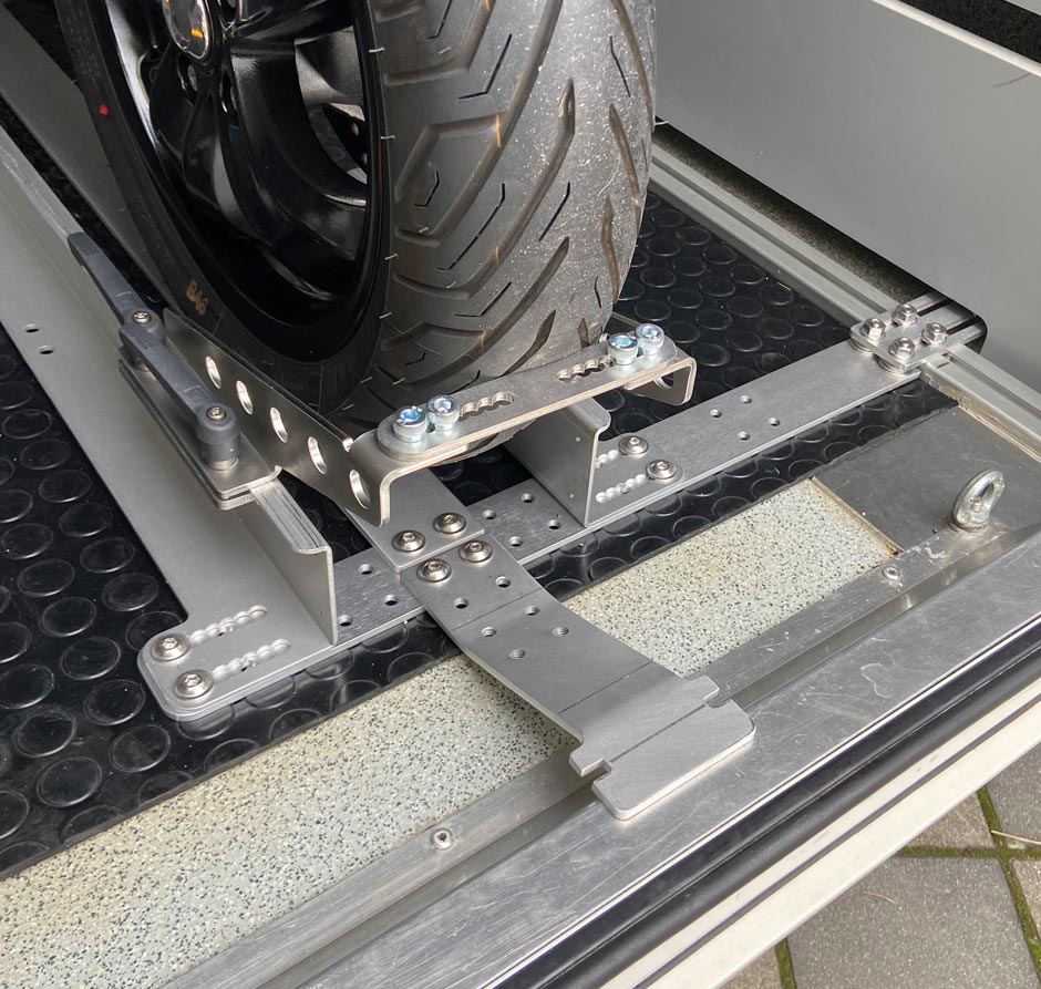 Rollerhalterung-hohe-Startleiste-Womo-Heckgarage-jpg Rollerhalterung-hohe-Startleiste-Womo-Heckgarage.jpg