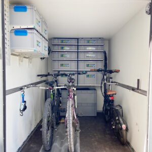 Euroboxen-Regalsystem im Kofferanhänger von BOBs Garage