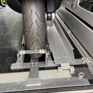 Roller vollständig in Wohnmobil-Heckgarage mit Halterung gesichert