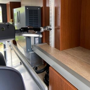 Roller in Halteschiene seitlich in der Wohnmobil-Heckgarage platziert