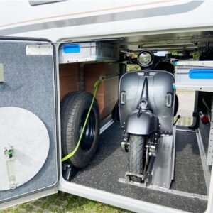 Motorroller in Rollerhalterung in Wohnmobil-Heckgarage von BOBs Garage