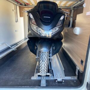 Motorroller frontal in Wohnmobil-Heckgarage mit Rollerhalterung