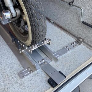 Schiene der Rollerhalterung auf Boden der Wohnmobil-Heckgarage montiert