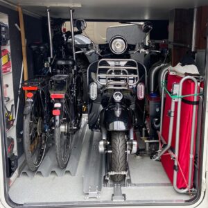 Fahrräder, Roller und Scooter sicher im Wohnmobil transportieren.