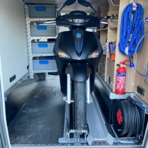 Rollerhalterung in Heckgarage mit Stauraum-Boxen von BOBs Garage